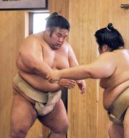 　秋場所に向けて汗を流す貴景勝