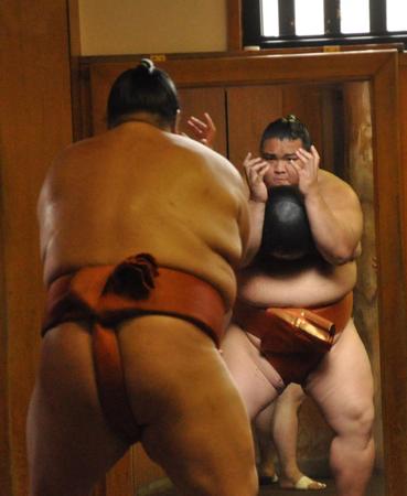 　重りを持ちながら鏡で姿勢を確認する御嶽海（代表撮影）