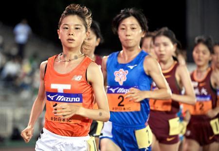　女子１万メートルで優勝した不破聖衣来（手前）＝たけびしスタジアム京都