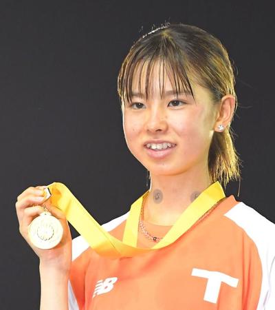 　金メダルを手に笑顔を見せる不破聖衣来（撮影・高部洋祐）
