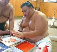 　稽古後、手形を押す御嶽海（代表撮影）
