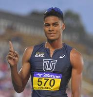 　男子４００メートルを制し、ポーズを決める中島佑気ジョセフ（撮影・高部洋祐）