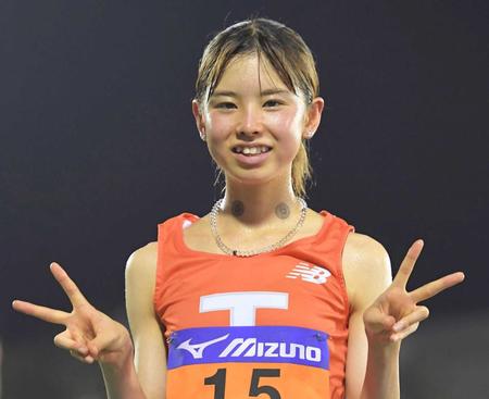 　女子１万メートルを制し、ダブルピースで笑顔を見せる不破聖衣来