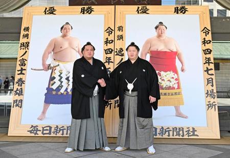 　優勝額贈呈式で記念撮影に応じる照ノ富士（左）と逸ノ城館（代表撮影）