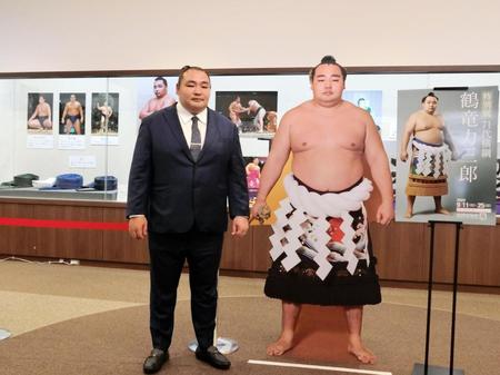 　自身の特別展をＰＲする鶴竜親方