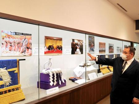 　展示物を説明する鶴竜親方