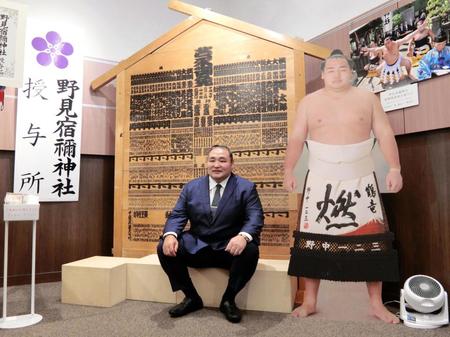 　特別展をＰＲする鶴竜親方