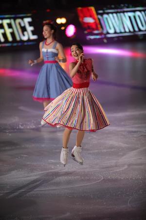 　元気な演技を見せる浅田真央さん（撮影・坂部計介）