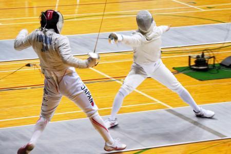 　男子サーブル準決勝で相手選手を攻めるストリーツ海飛（右）＝駒沢体育館