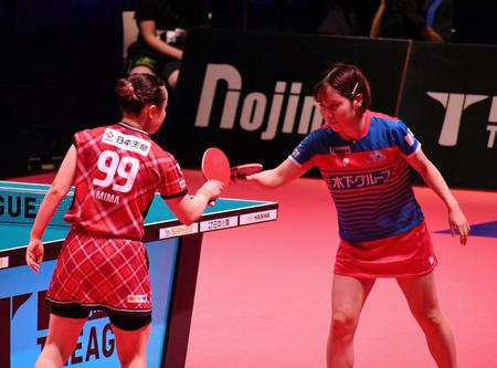 　Ｔリーグデビュー戦で平野美宇（右）に勝利した伊藤美誠（９９）