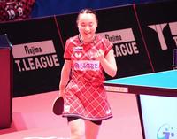 　Ｔリーグデビュー戦で勝利し、拳を握る伊藤美誠