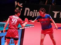 　Ｔリーグデビュー戦で平野美宇（右）に勝利した伊藤美誠（９９）