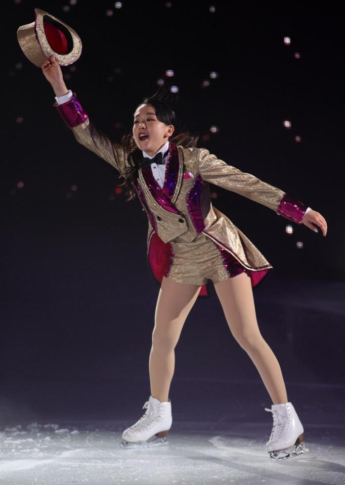 　オープニングから元気な演技を見せる浅田真央さん（撮影・坂部計介）