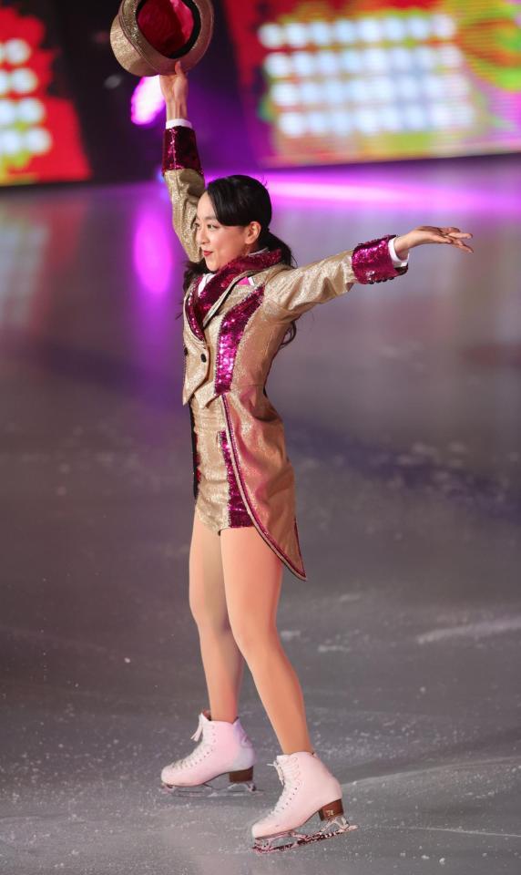 　オープニングで元気な演技を見せる浅田真央さん（撮影・坂部計介）