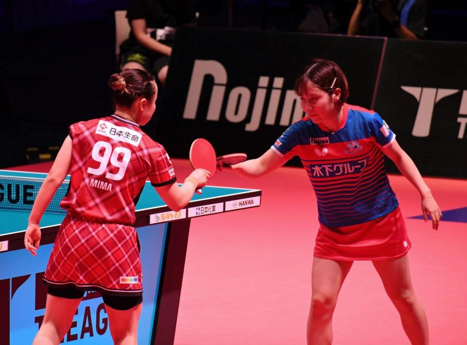 　Ｔリーグデビュー戦で平野美宇（右）に勝利した伊藤美誠（９９）