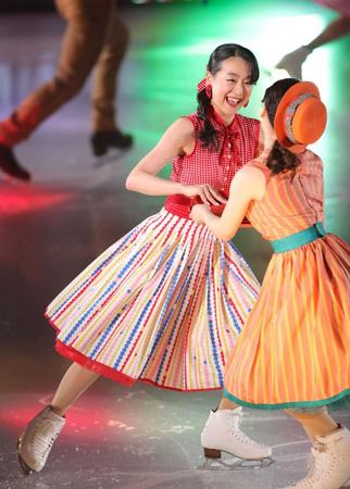 　笑顔で演技する浅田真央さん（撮影・坂部計介）