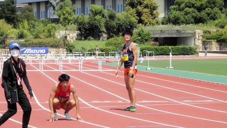 　男子４００メートル障害に出場した黒川和樹（右）