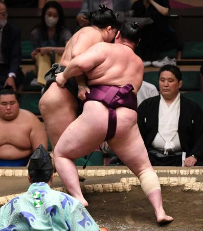 　狼雅（後方）を寄り切りで下した栃武蔵（撮影・開出牧）