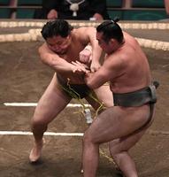 　和山（手前）を押し出しで破った琴手計（撮影・開出牧）