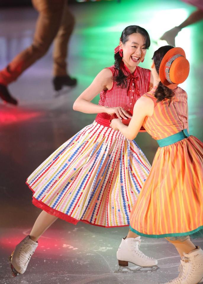 　笑顔で演技する浅田真央さん（撮影・坂部計介）