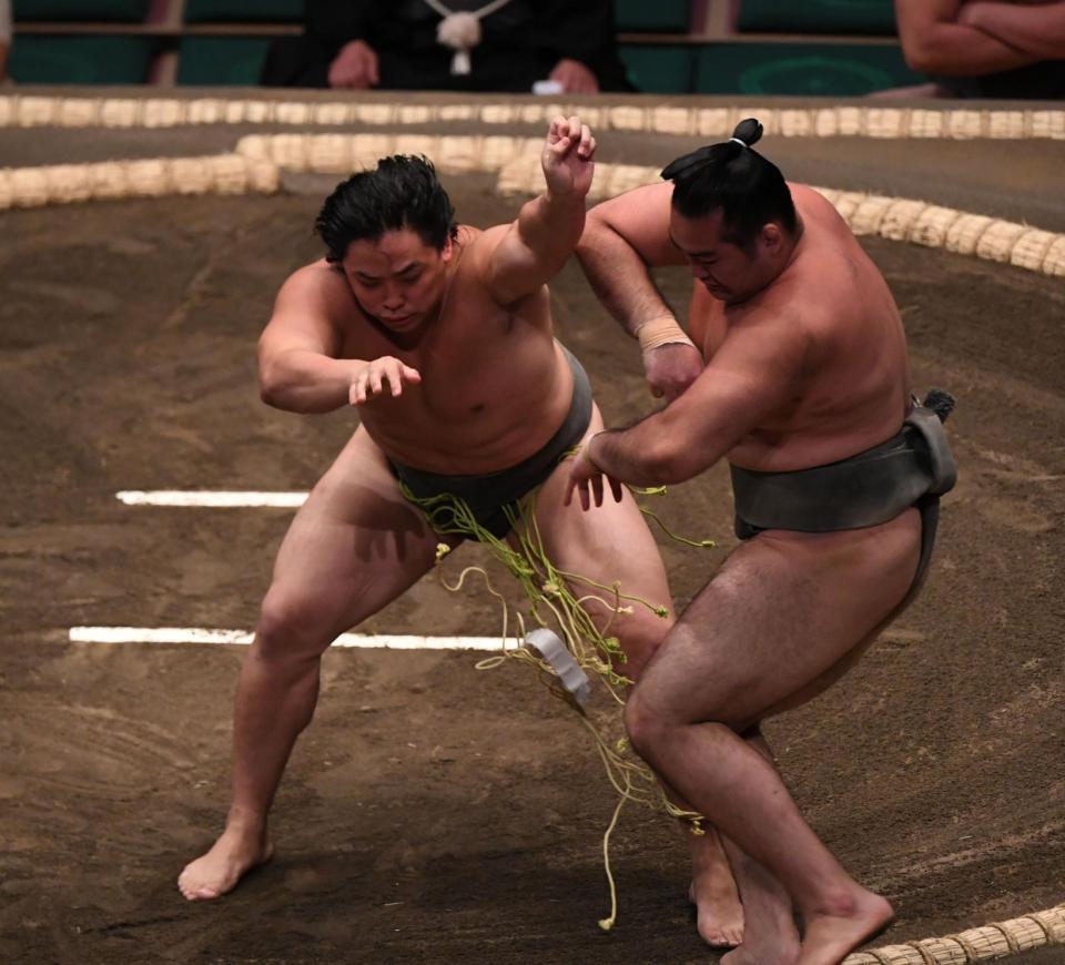 　和山（右）を押し出しで破った琴手計（撮影・開出牧）