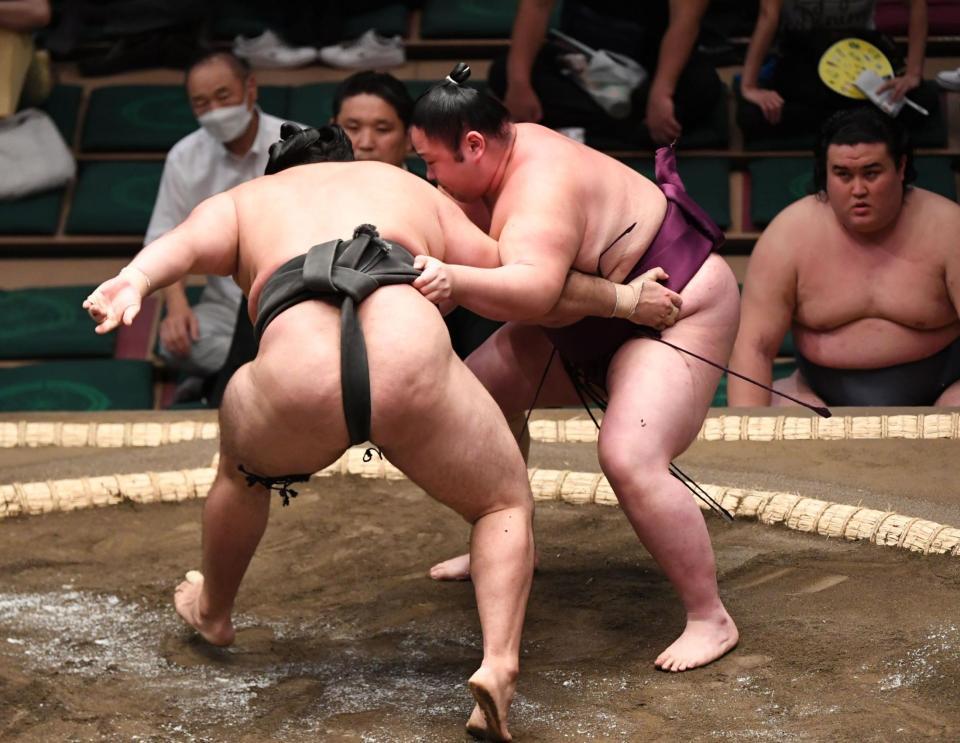 　狼雅（左）を寄り切りで下した栃武蔵（撮影・開出牧）