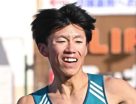 男子５０００メートルで２連覇を達成した近藤幸太郎