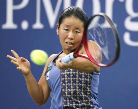 　車いすの部女子シングルス決勝でプレーする上地結衣＝ニューヨーク（共同）