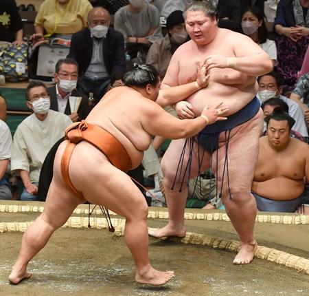 　逸ノ城（右）を押し出しで下す御嶽海（撮影・佐々木彰尚）