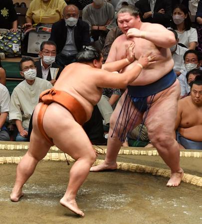 　逸ノ城（右）を押し出しで下す御嶽海（撮影・佐々木彰尚）