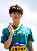 男子５０００メートルで優勝し、表彰式で笑顔を見せる近藤幸太郎＝たけびしスタジアム京都