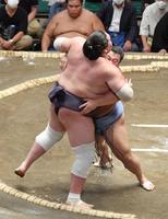 　照ノ富士（左）を寄り切りで破る翔猿（撮影・佐々木彰尚）