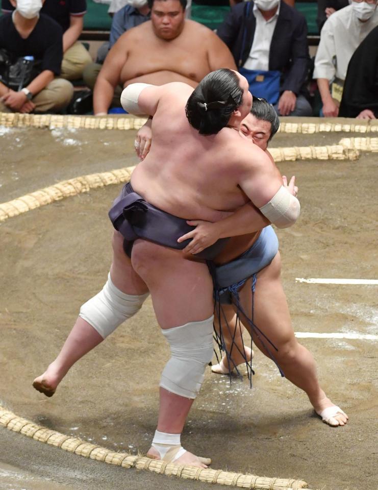 　照ノ富士（左）を寄り切りで破る翔猿（撮影・佐々木彰尚）