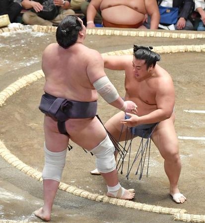 　照ノ富士（左）を破り初金星を挙げた翔猿（撮影・佐々木彰尚）