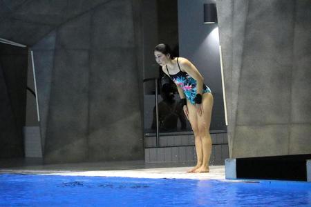 　演技を終え一礼する榎本