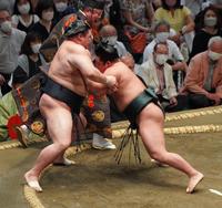 　翠富士（右）が寄り切りで正代を破る