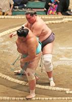 　照ノ富士（右）が押し出しで琴ノ若を下す