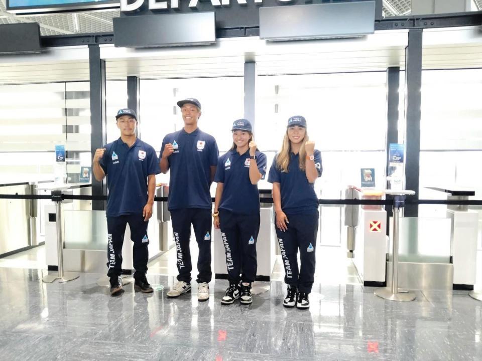 　ＷＧへ出発した日本代表、（左から）村上舜、上山キアヌ久里朱、松田詩野、都筑有夢路＝成田空港