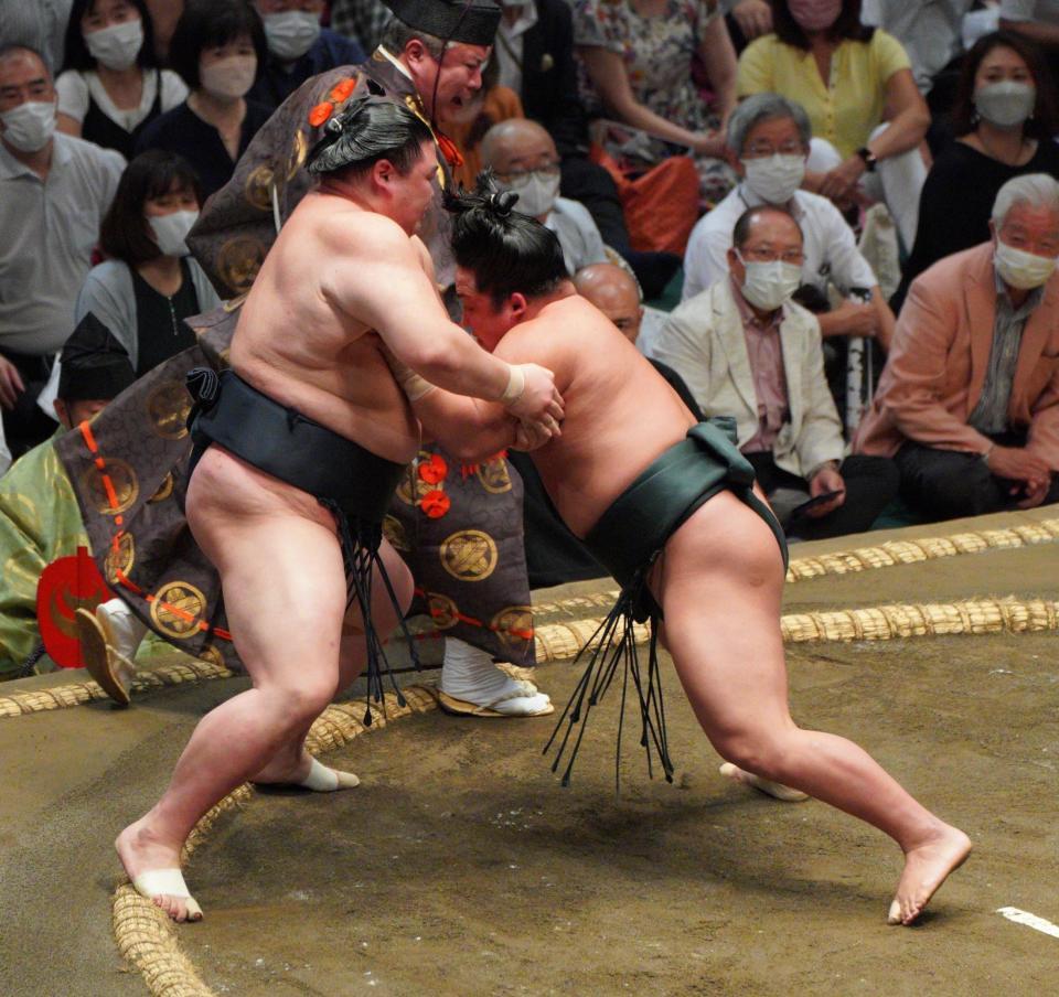 　翠富士（右）が寄り切りで正代を破る