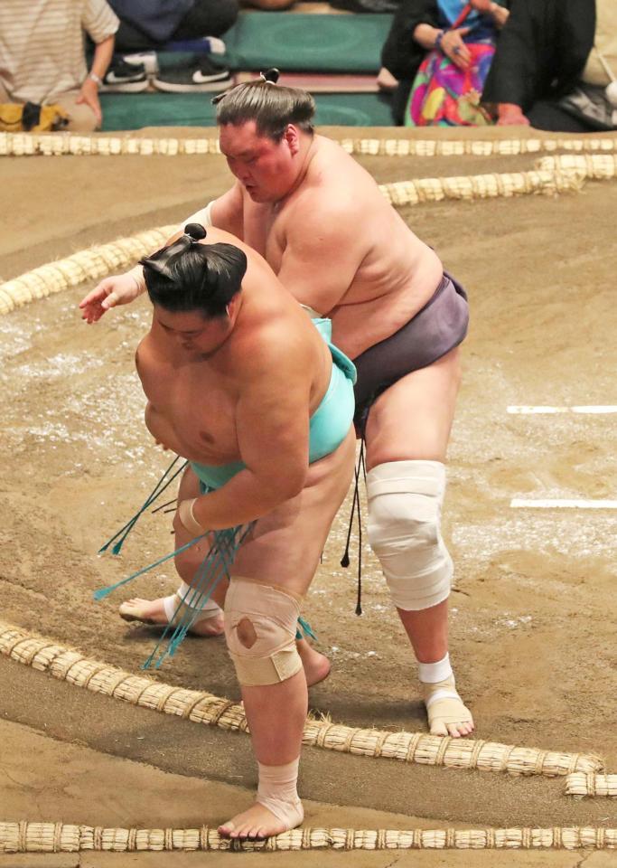 　照ノ富士（右）が押し出しで琴ノ若を下す