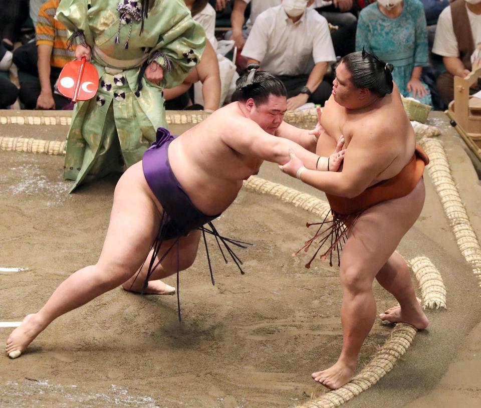 　明生が押し出しで御嶽海（右）を破る