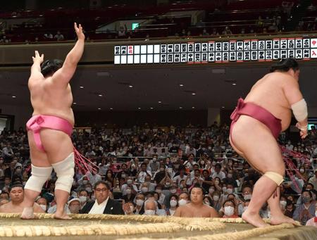 　大栄翔（右）を突き落としで破った宇良（撮影・佐々木彰尚）