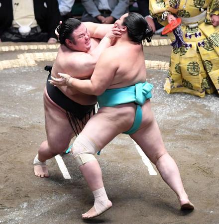 　琴ノ若（右）を押し出す貴景勝（撮影・棚橋慶太）