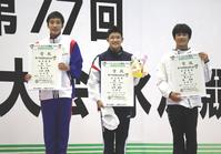 　表彰台で笑顔を見せる（左から）二羽倖駕、玉井陸斗、柴大翔