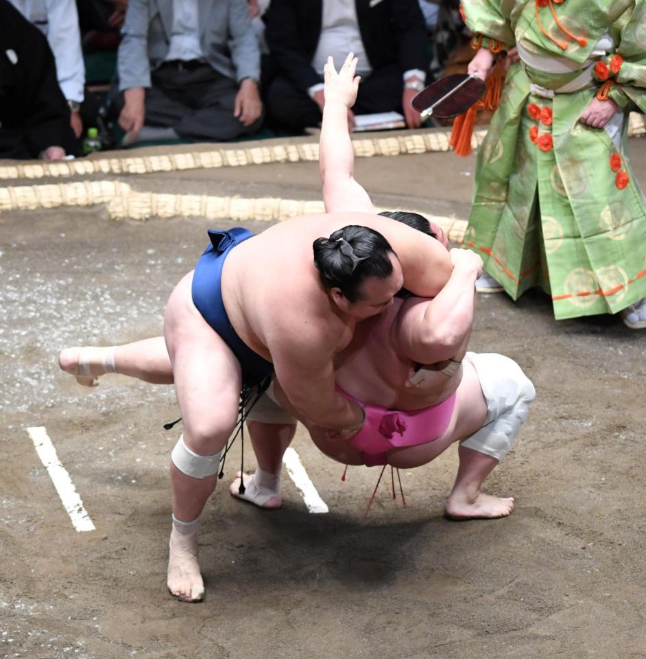 　宝富士（左）を伝え反りで破った宇良（撮影・棚橋慶太）