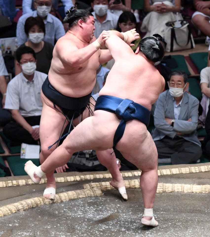 　正代（左）を押し出しで破った玉鷲（撮影・棚橋慶太）