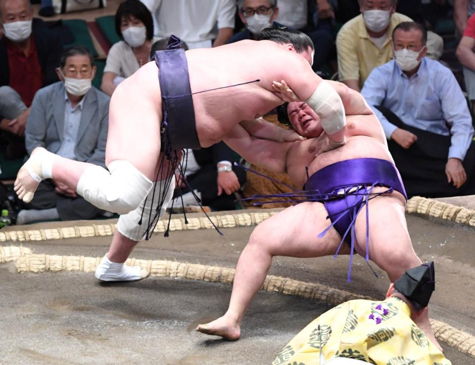 　明生（右）を極め倒しで下した照ノ富士（撮影・棚橋慶太）