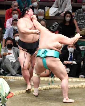 　琴ノ若（右）に押し出され、４敗目を喫した正代（撮影・佐藤厚）