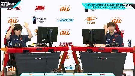 　ｅスポーツのエキシビション試合に臨んだマゴ（右）ら＝１５日、幕張メッセ