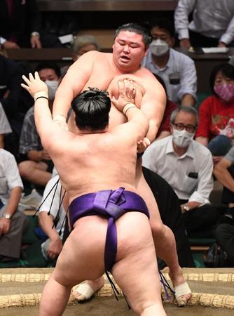 　明生に押し出しで敗れる正代（撮影・金田祐二）